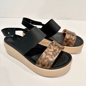 Crocs Brooklyn Low Wedge Sandal Size 8 Black and Tortoise Strap